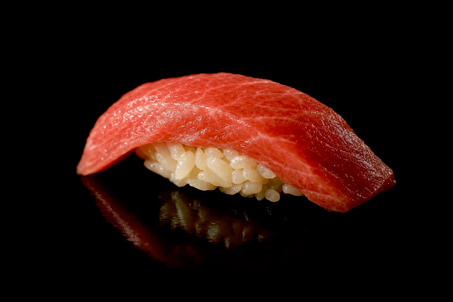 黒漆の盆に置かれた、中とろの握り一貫